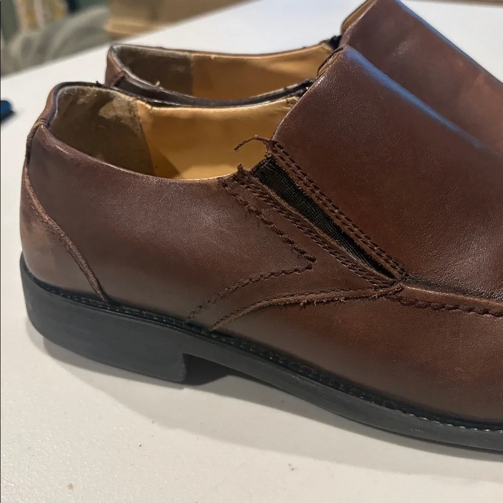 G.H. Bass Men's Leather Slip On Loafers.  Dress shoes. Size 11. Brown.